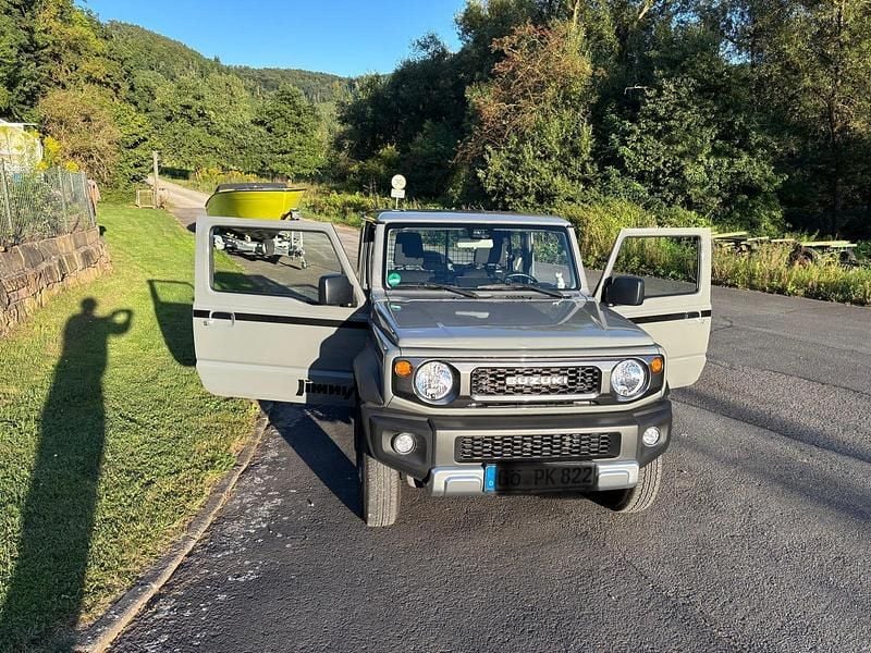 Grau Gebraucht 2024 Suzuki Jimny SUV | 29.999 € (Fairer Preis) - Bild 1/4