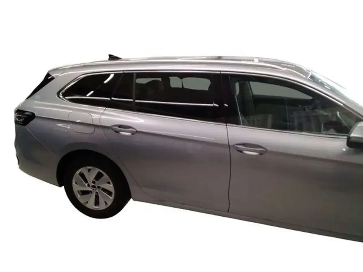 Gebraucht VW Passat 150 PS (110 kW) 2025 Oyster silver metallic Kombi