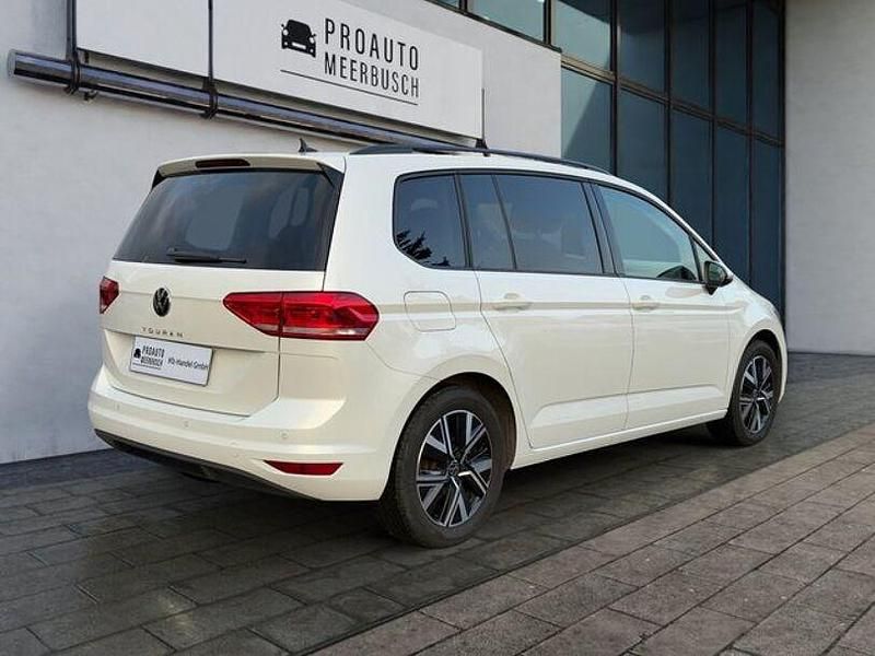 Gebraucht VW Touran Comfortline 150 PS (110 kW) 2024 Oryxweiß perlmutteffekt Van / Kleinbus