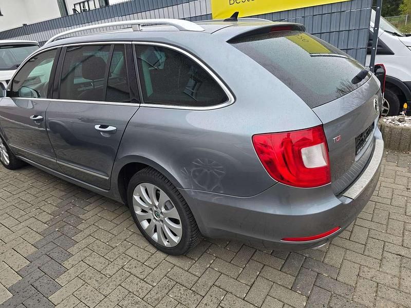 Gebraucht Skoda Superb Elegance 170 PS (125 kW) 2013 Platingrau metallic Kombi