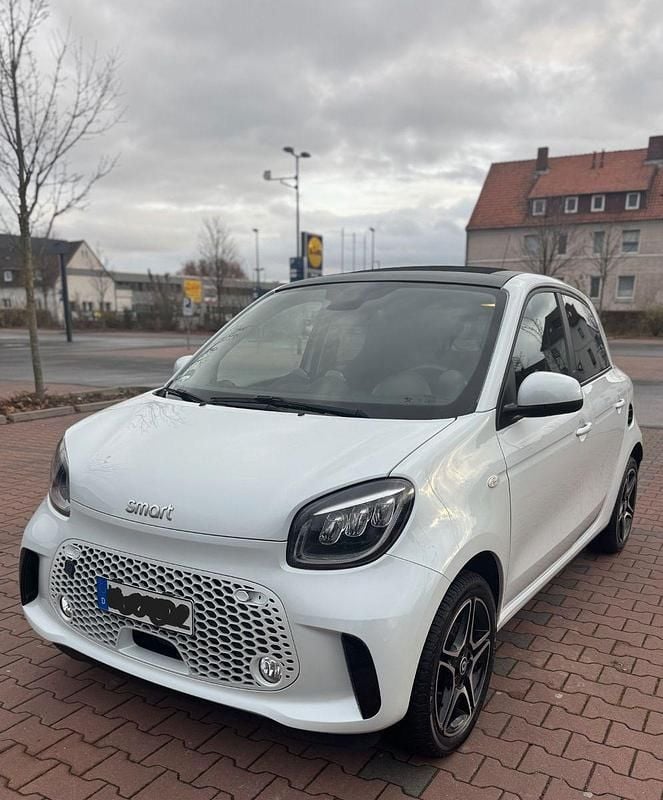 Weiß Gebraucht 2021 Smart ForFour Electric Drive Passion Exclusive Kleinwagen | 13.999 € (Teuer) - Bild 1/4