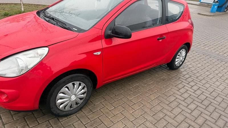 Gebraucht Hyundai i20 77 PS (56 kW) 2010 Rot Kleinwagen