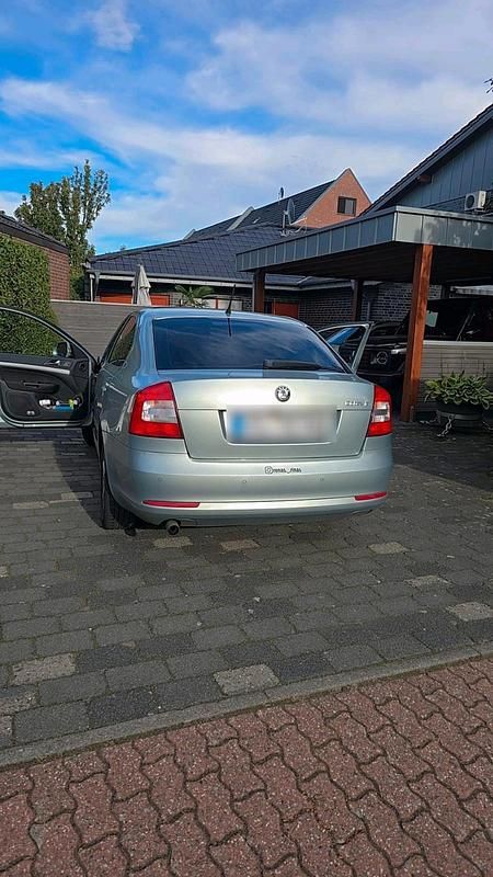 Gebraucht Skoda Octavia 105 PS (77 kW) 2012 Grün Limousine