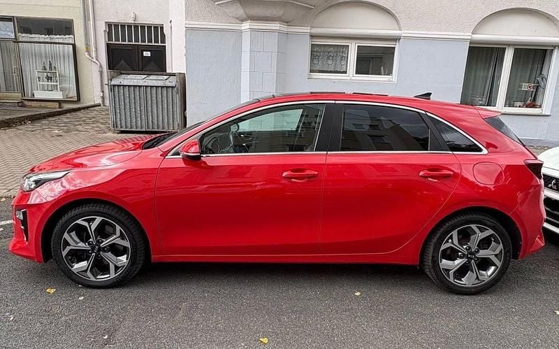 Rot Gebraucht 2018 Kia Ceed Spirit Kleinwagen | 15.200 € (Fairer Preis) - Bild 1/4