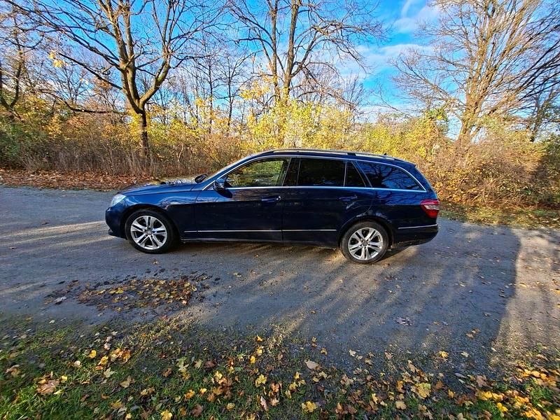 Gebraucht Mercedes E250 Avantgarde 204 PS (150 kW) 2012 Blau Kombi