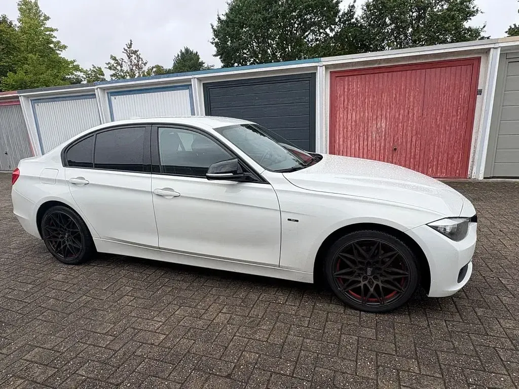 Gebraucht BMW 320 Sport Line 184 PS (135 kW) 2012 Weiß Limousine