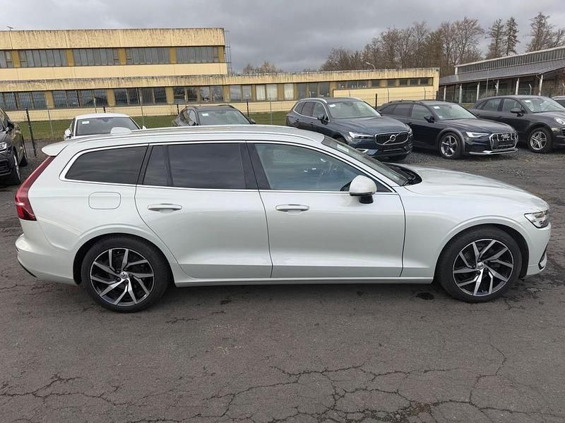 Gebraucht Volvo V60 190 PS (139 kW) 2018 Birch light / metallic Kombi