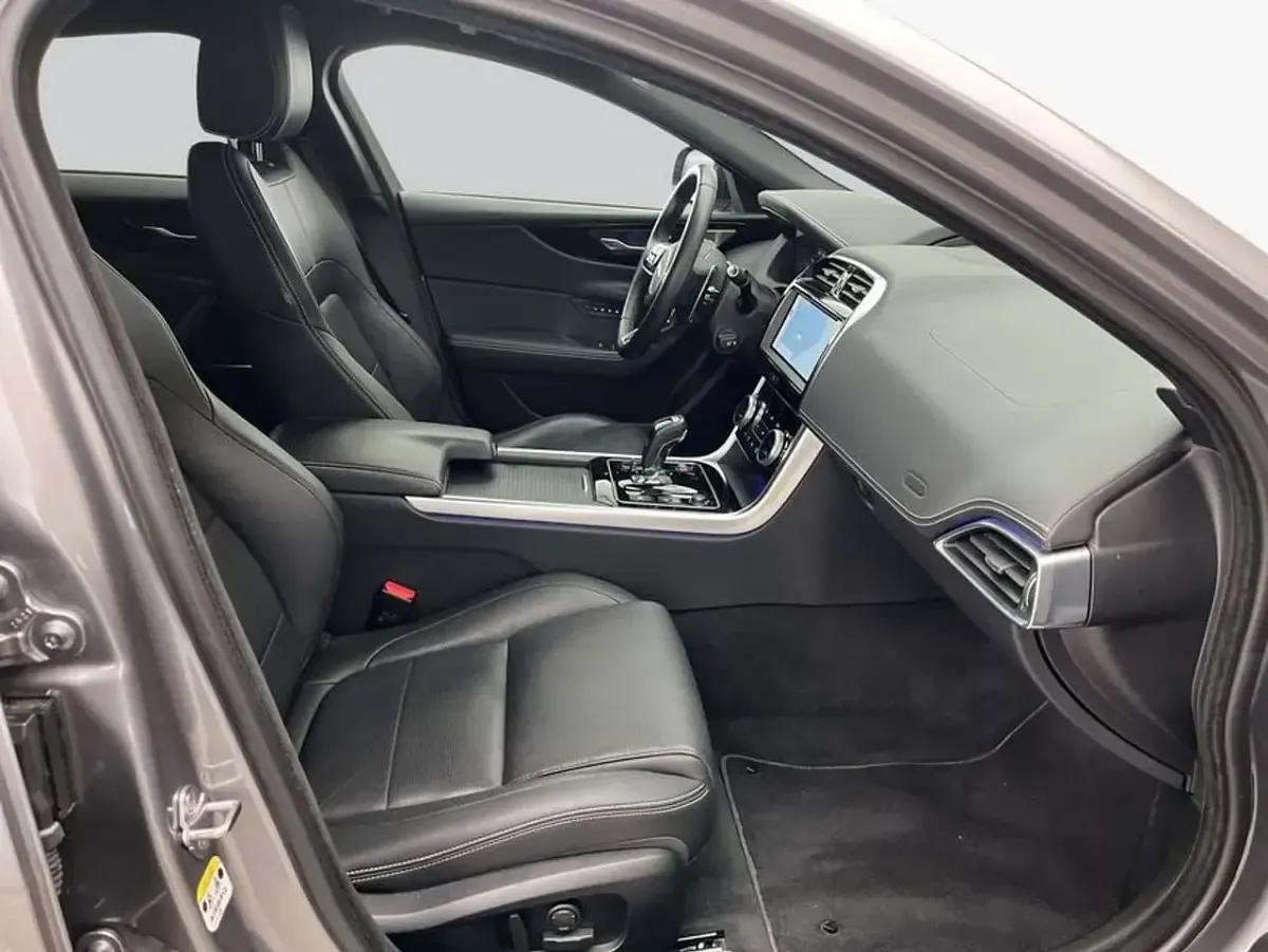Gebraucht Jaguar XE R-Dynamic 206 PS (151 kW) 2023 Grau Limousine