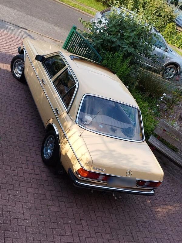 Gebraucht Mercedes 230 136 PS (100 kW) 1981 Gelb Limousine