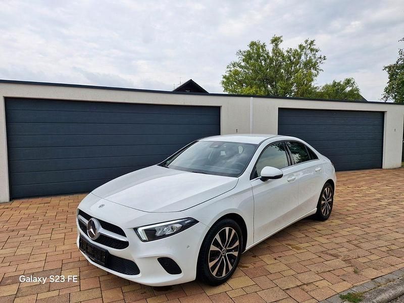 Weiß Gebraucht 2019 Mercedes A200 Limousine | 17.800 € (Fairer Preis) - Bild 1/4