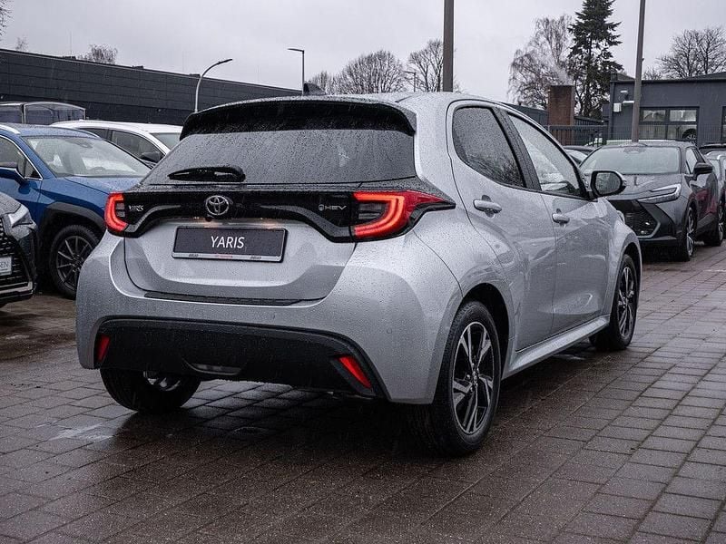 Neu Toyota Yaris Hybrid 92 PS (67 kW) 2026 Silber Limousine