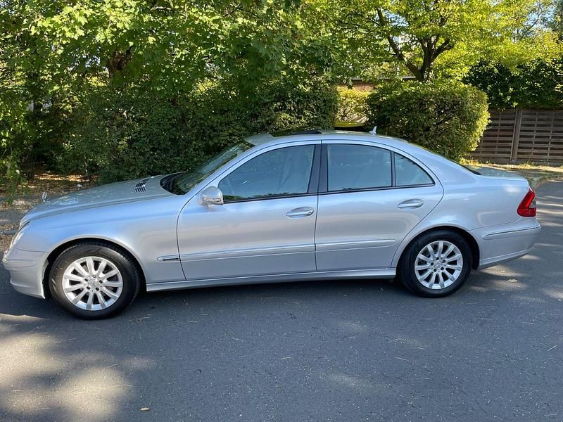 Gebraucht Mercedes E200 Elegance 184 PS (135 kW) 2007 Silber Limousine