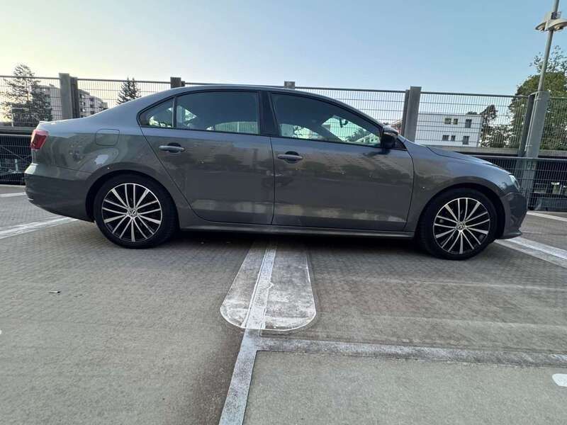 Grau Gebraucht 2016 VW Jetta Comfortline Limousine | 12.450 € (Teuer) - Bild 1/4