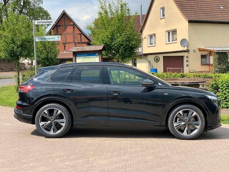 Mythosschwarz metallic Gebraucht 2024 Audi Q4 e-tron S-Line SUV | 56.890 € (Etwas zu teuer) - Bild 1/4