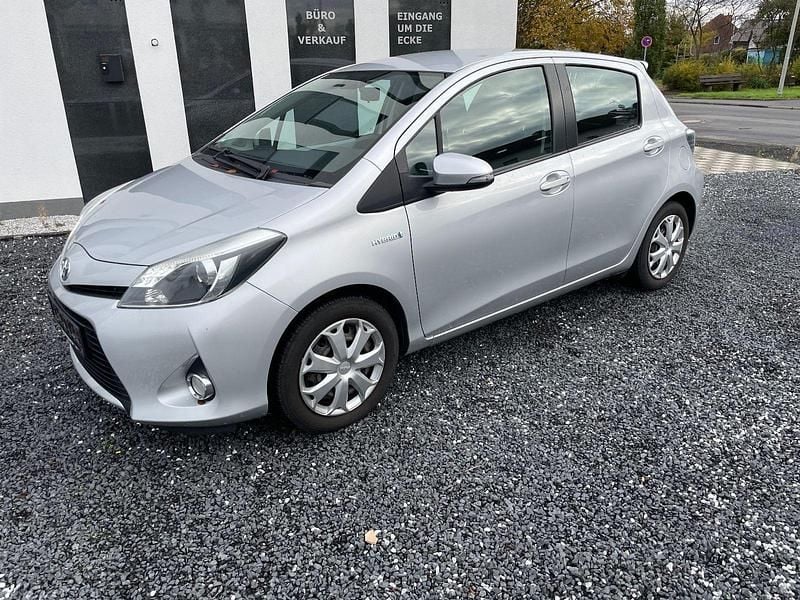 Silber Gebraucht 2012 Toyota Yaris Hybrid Club Kleinwagen | 6.800 € (Fairer Preis) - Bild 1/4