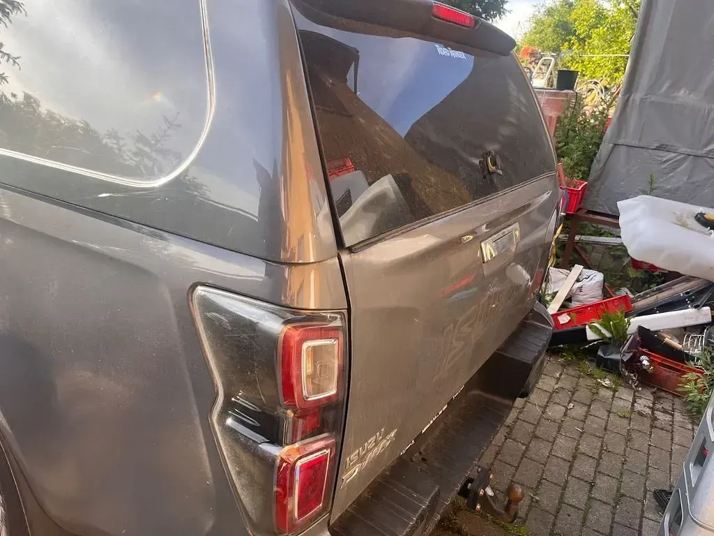 Gebraucht Isuzu D-Max 163 PS (119 kW) 2024 Grau SUV
