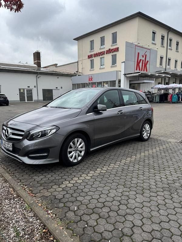 Grau Gebraucht 2017 Mercedes 220 Limousine | 16.000 € (Superpreis) - Bild 1/4