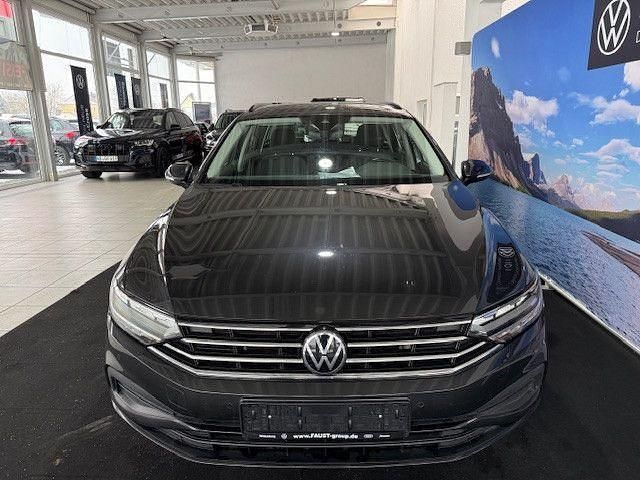 Gebraucht VW Passat 150 PS (110 kW) 2021 Silber metallic Kombi