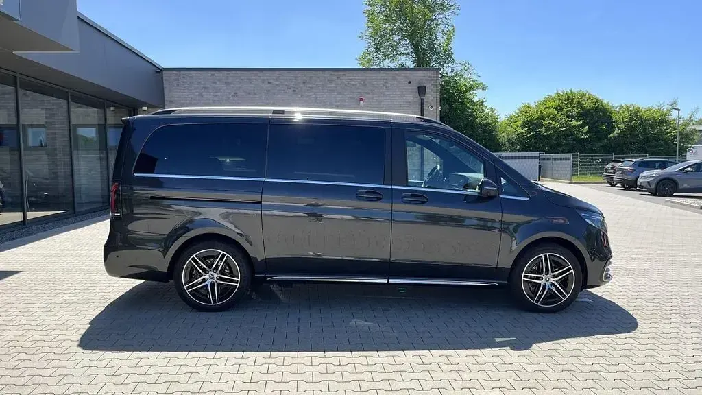 Gebraucht Mercedes V300 AMG 237 PS (174 kW) 2024 Lackfarbe graphitgrau dunkel Van / Kleinbus