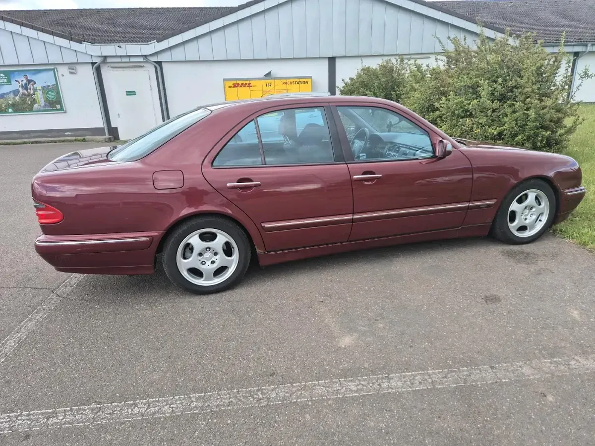 Gebraucht Mercedes E270 Avantgarde 170 PS (125 kW) 2001 Andere farben Limousine