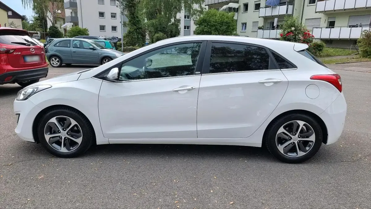 Gebraucht Hyundai i30 Passion 101 PS (74 kW) 2017 Weiß Limousine