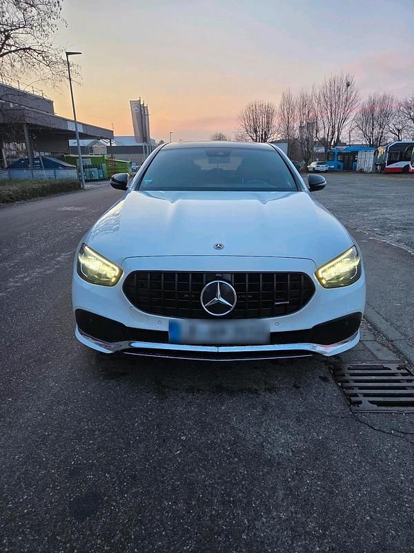 Gebraucht Mercedes E220 194 PS (142 kW) 2020 Weiß Limousine