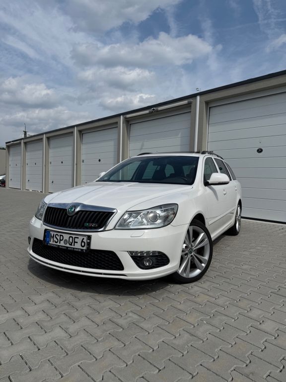 Weiß Gebraucht 2012 Skoda Octavia RS Kombi | 7.300 € (Superpreis) - Bild 1/4