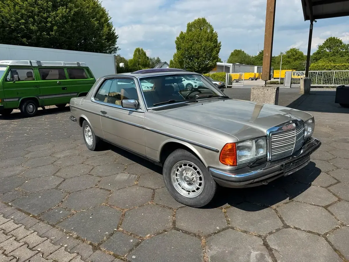 Gebraucht Mercedes 300 125 PS (91 kW) 1985 Silber Coupé