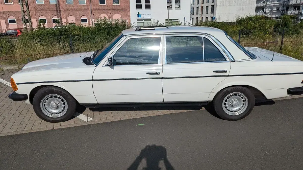 Gebraucht Mercedes 200 94 PS (69 kW) 1978 Weiß Limousine