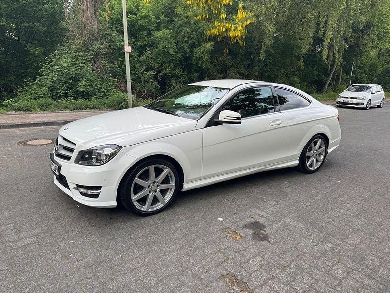 Weiß Gebraucht 2013 Mercedes C180 AMG line Coupé | 9.700 € (Guter Preis) - Bild 1/4