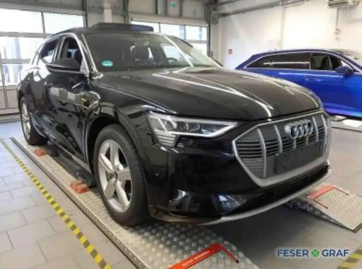 Gebraucht Audi e-tron S-Line 300 kW (408 PS) 2022 Mythosschwarz metallic SUV