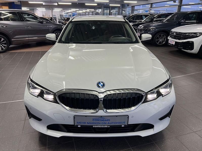 Gebraucht BMW 330e Sport Line 252 PS (185 kW) 2022 Weiß Kombi
