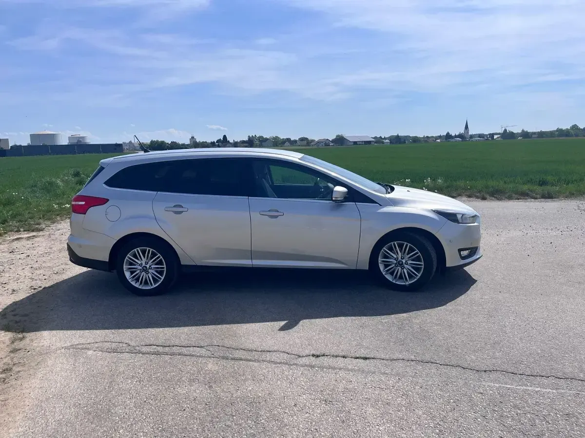 Używany Ford Focus Cool & Connect 125 KM (91 kW) 2018 Srebrny Kombi