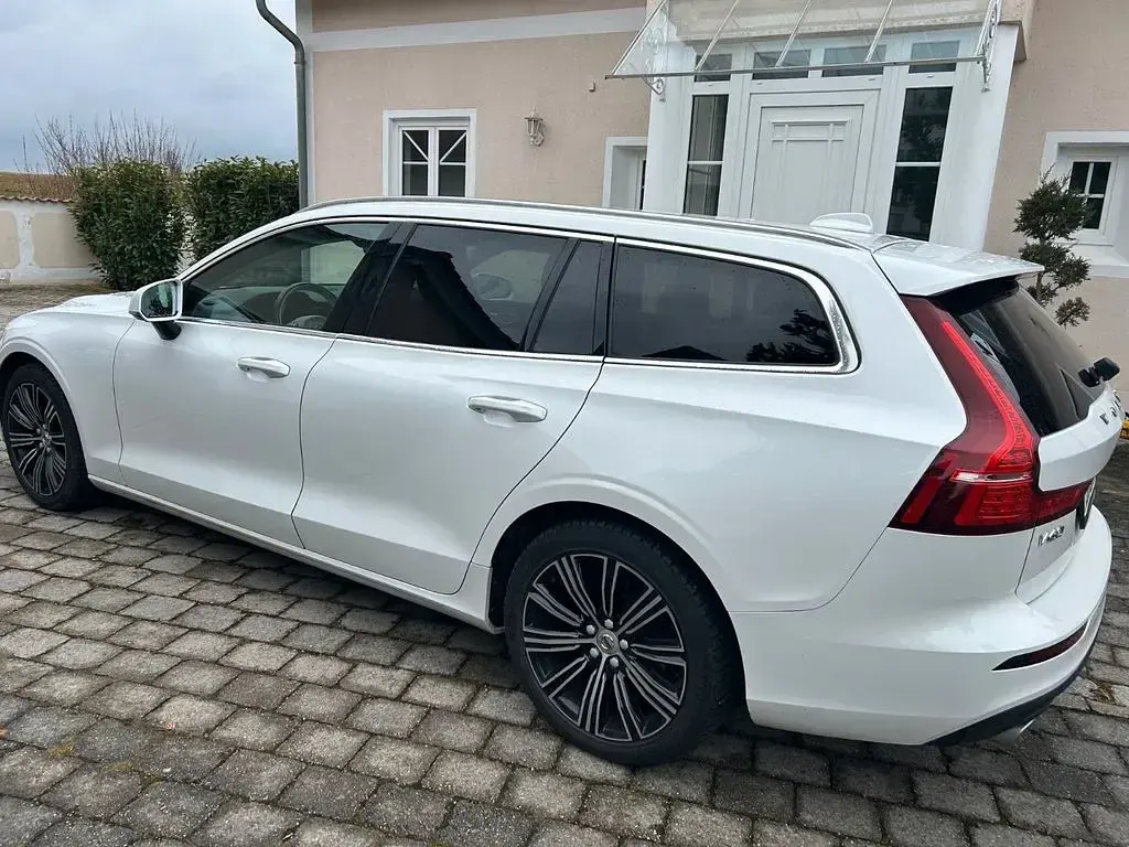 Gebraucht Volvo V60 Momentum 197 PS (144 kW) 2020 Weiß Kombi
