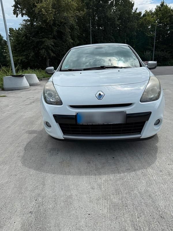 Weiß Gebraucht 2011 Renault Clio II Kleinwagen | 1.900 € (Guter Preis) - Bild 1/4