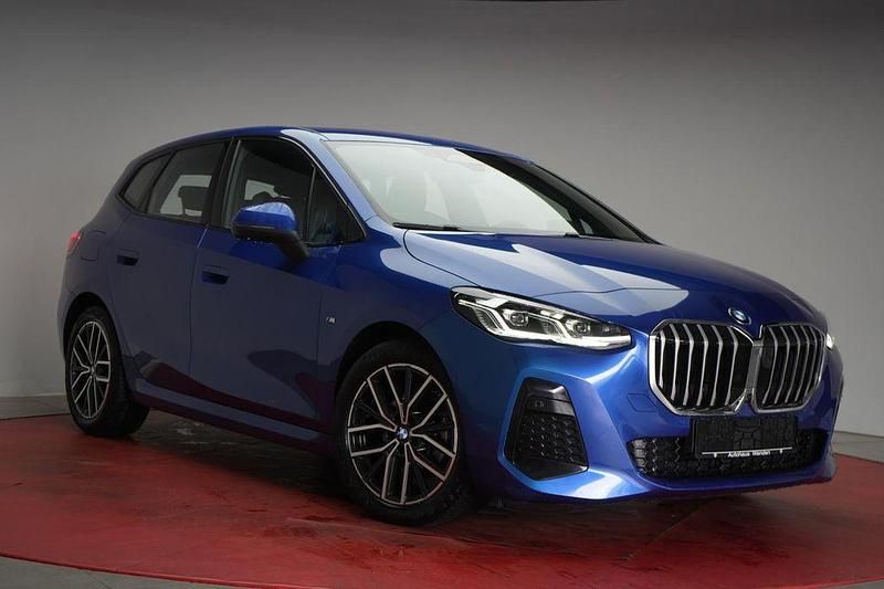 Blau Gebraucht 2024 BMW 218 Active Tourer Performance Van / Kleinbus | 25.990 € (Superpreis) - Bild 1/4