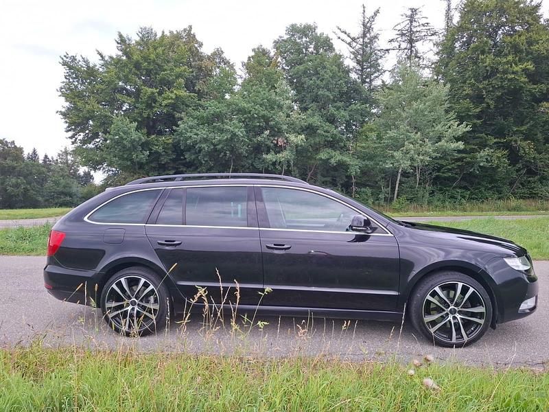 Schwarz Gebraucht 2012 Skoda Superb Kombi | 5.999 € (Guter Preis) - Bild 1/4