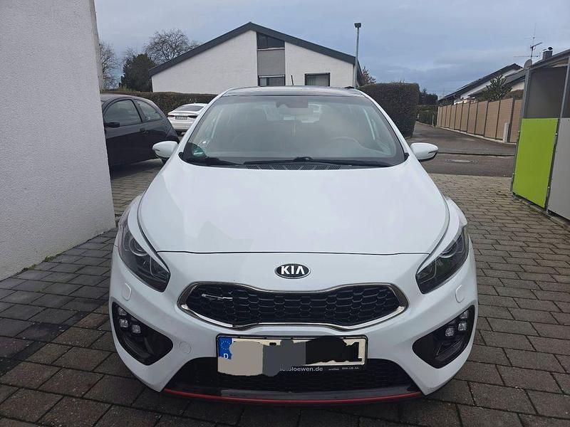 Weiß Gebraucht 2016 Kia Ceed GT-Track Kleinwagen | 10.700 € (Guter Preis) - Bild 1/4