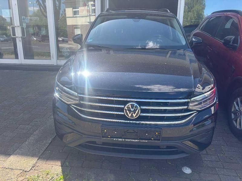 Deep black perleffekt Gebraucht 2023 VW Tiguan SUV | 32.990 € - Bild 1/4