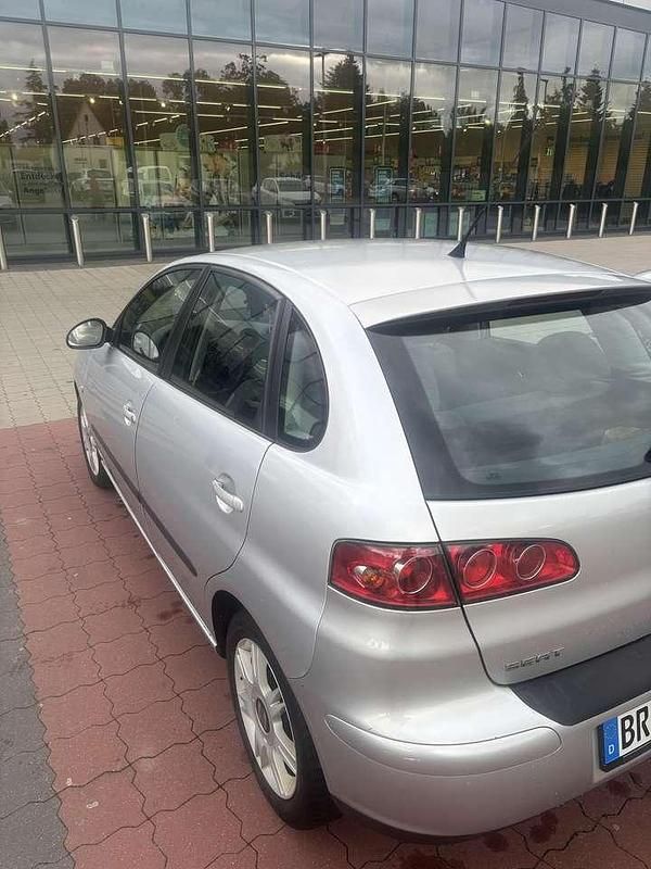 Grau Gebraucht 2003 Seat Ibiza | 1.950 € (Teuer) - Bild 1/4