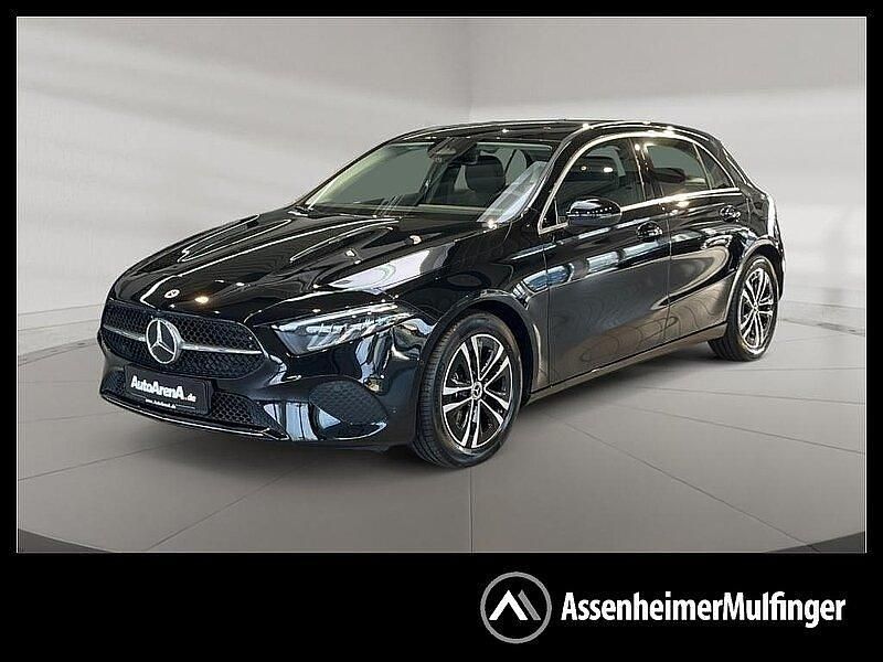 Metalliclack kosmosschwarz Gebraucht 2024 Mercedes A180 Progressive Limousine | 26.822 € (Superpreis) - Bild 1/4