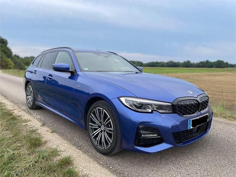 Blau Gebraucht 2020 BMW 330e M Sport Kombi | 29.700 € (Fairer Preis) - Bild 1/4