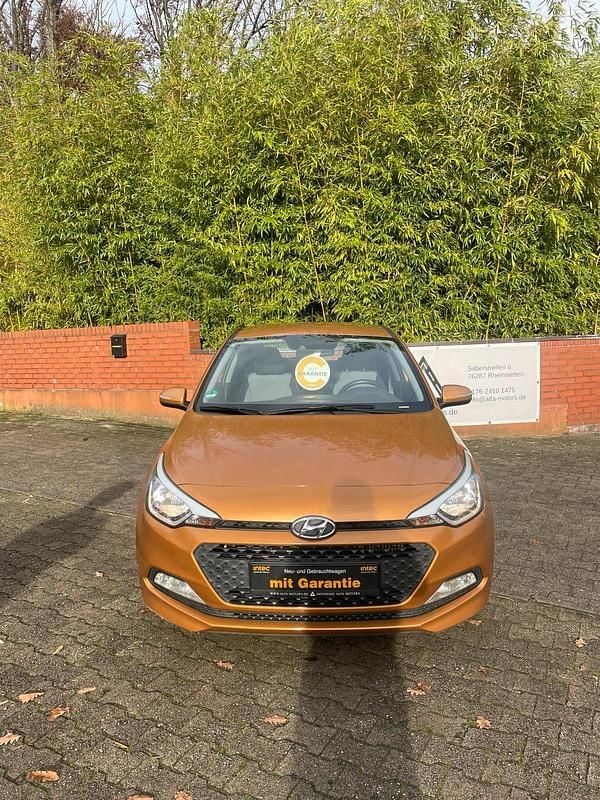 Gebraucht Hyundai i20 Basis 75 PS (55 kW) 2018 Orange Kleinwagen