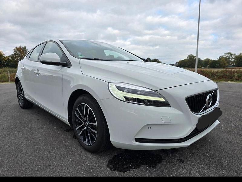 Gebraucht Volvo V40 122 PS (89 kW) 2016 Weiß Limousine