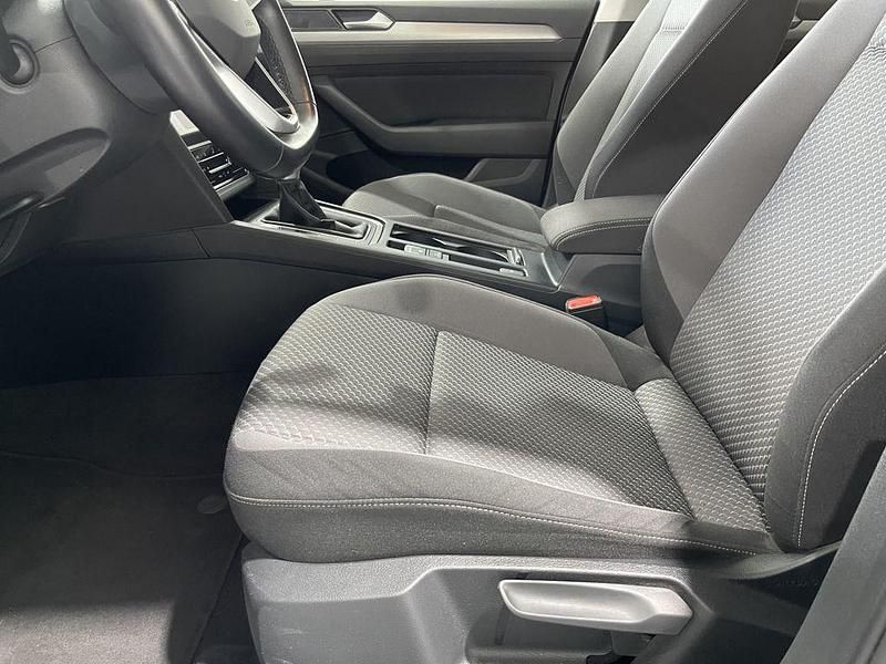 Gebraucht VW Passat 150 PS (110 kW) 2023 Grau Kombi