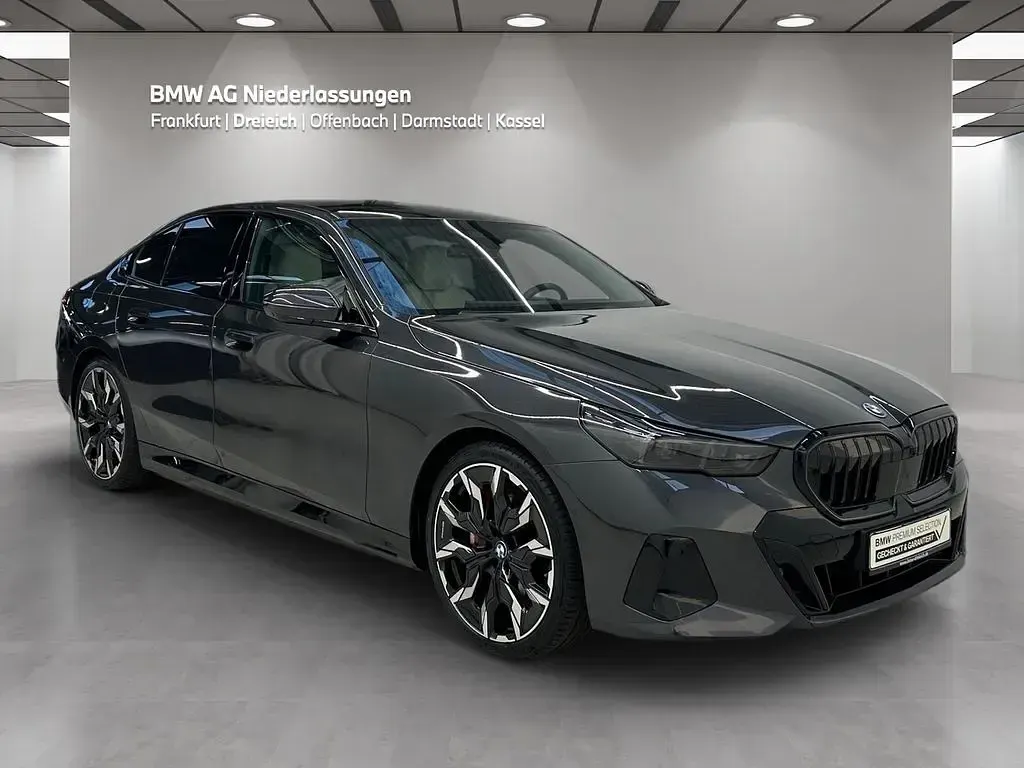 Gebraucht BMW 550e M Sport 489 PS (359 kW) 2025 Grau Limousine