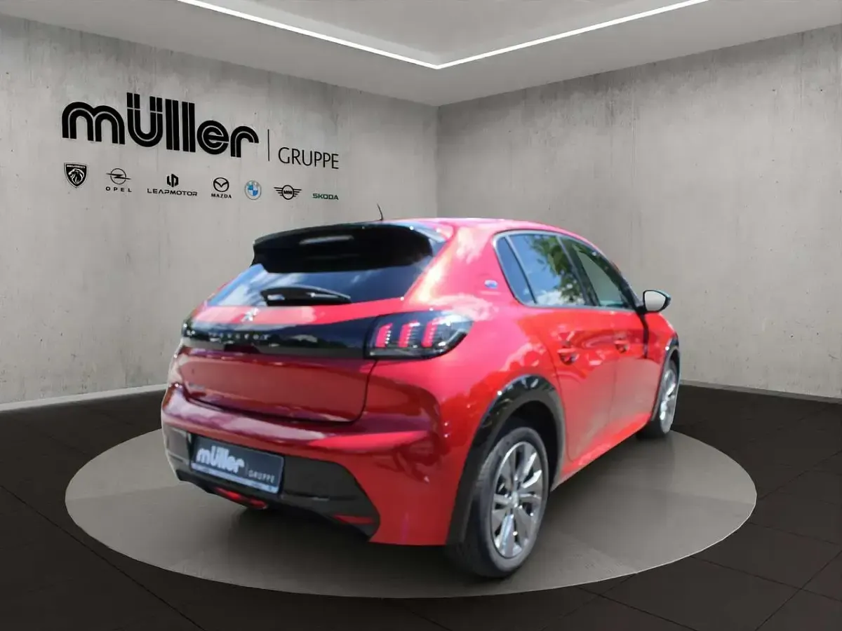 Gebraucht Peugeot e-208 Allure 100 kW (136 PS) 2022 Elixier rot Kleinwagen