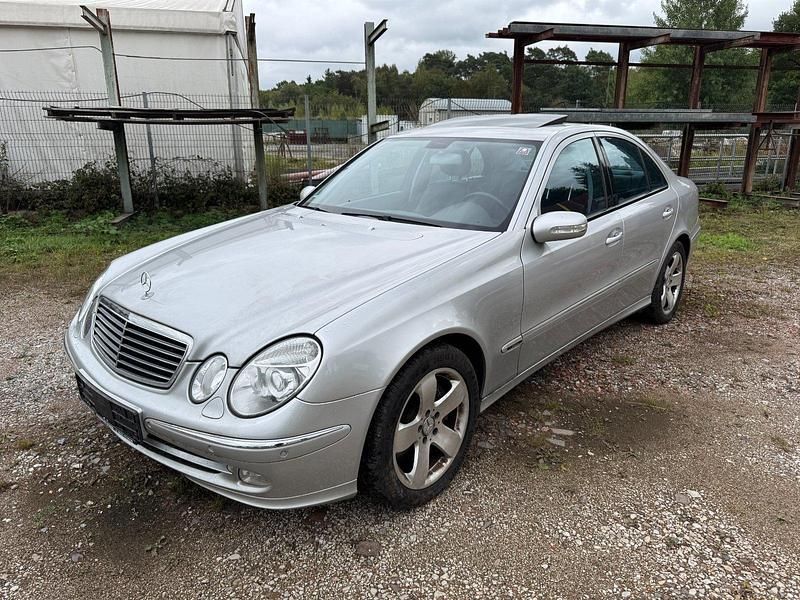 Silber Gebraucht 2002 Mercedes E500 Avantgarde Limousine | 6.900 € (Fairer Preis) - Bild 1/4