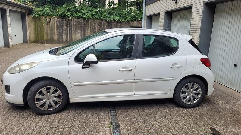 Weiß Gebraucht 2010 Peugeot 207 Filou Limousine | 1.790 € (Guter Preis) - Bild 1/4