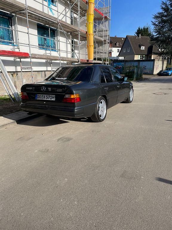 Gebraucht Mercedes 300 109 PS (80 kW) 1991 Schwarz Limousine